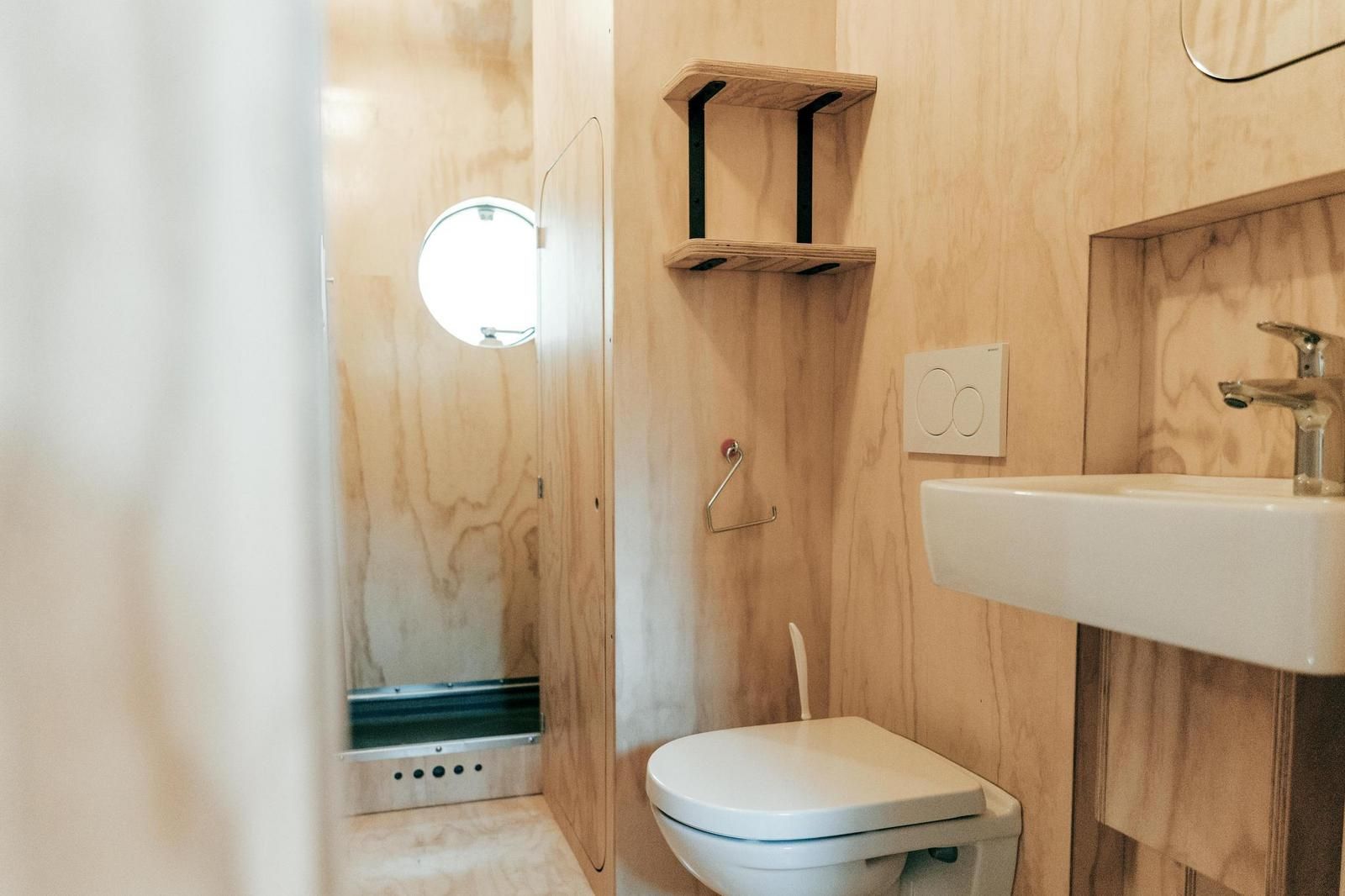 Modernes Badezimmer im Wikkelhouse XL, Beerze, mit Holzausstattung und Komfort in der Vechtgegend.
