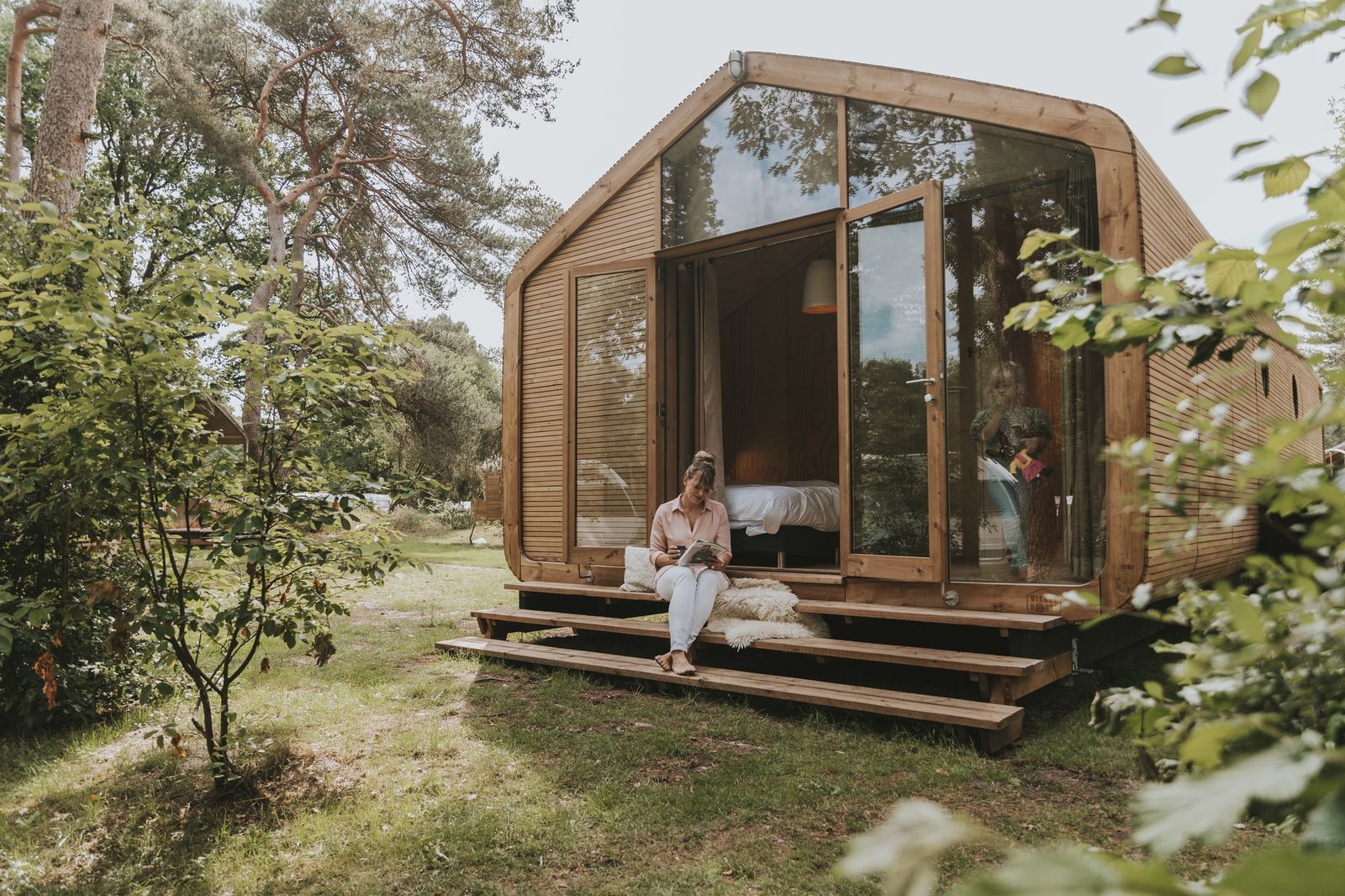 Entspannen Sie sich auf der Veranda des Wikkelhouse XL in Beerze, geniessen Sie die Ruhe und die Natur der Vechtgegend.