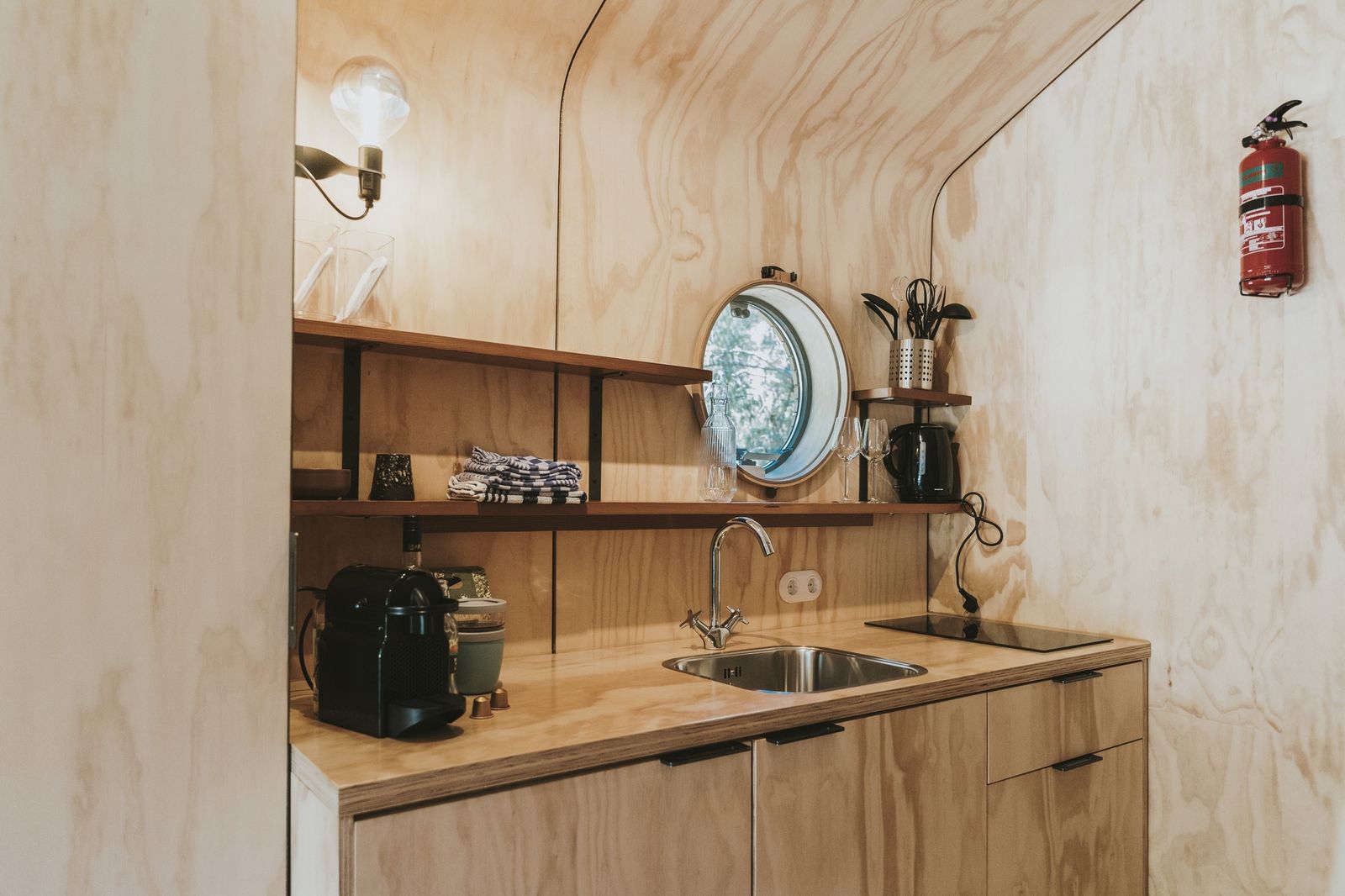 Compact kitchen in Wikkelhouse vacation home with modern amenities in Beerze, Overijssel.