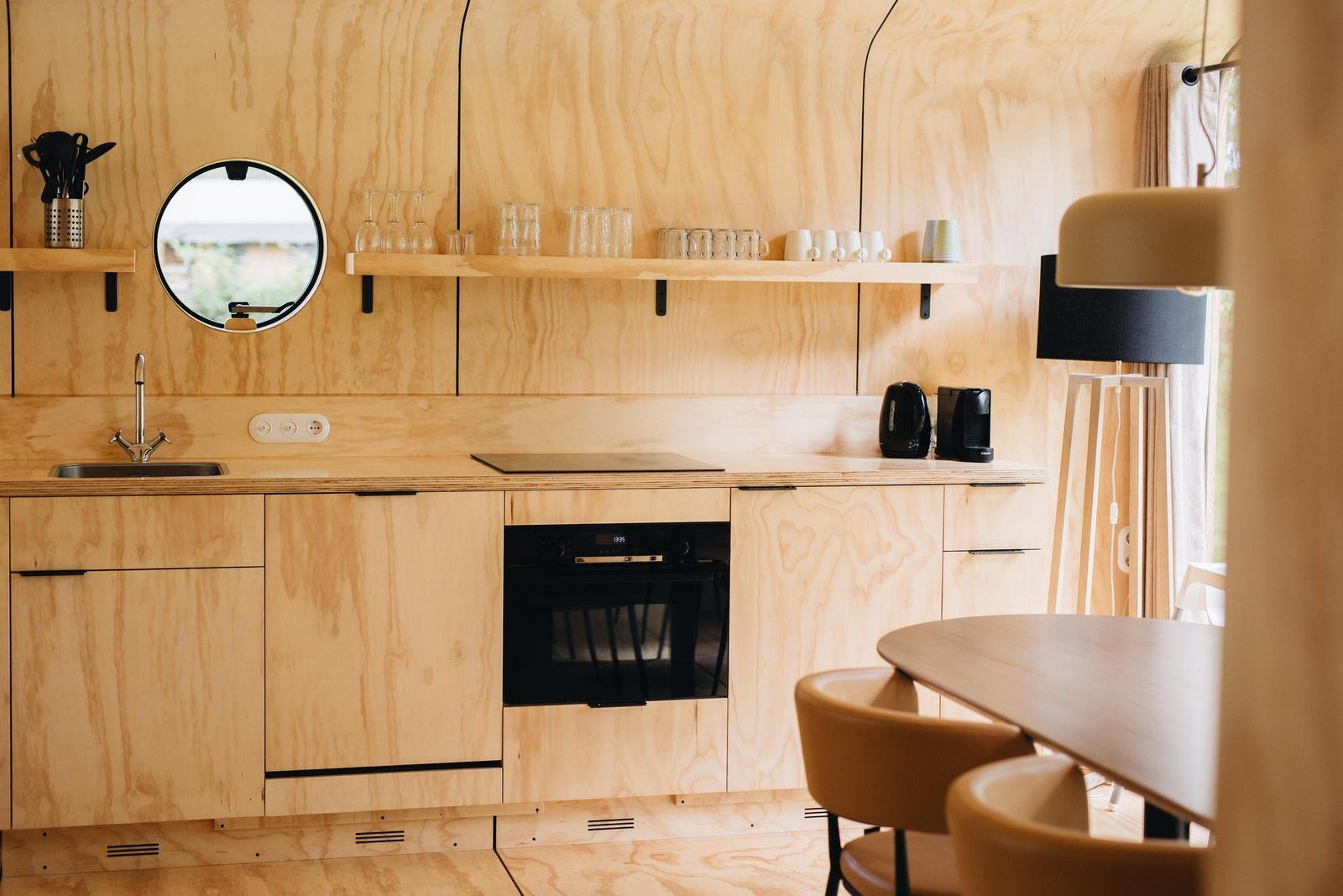 Stilvolle Kueche mit Holzoberflaeche in Wikkelhouse Duo, Overijssel.