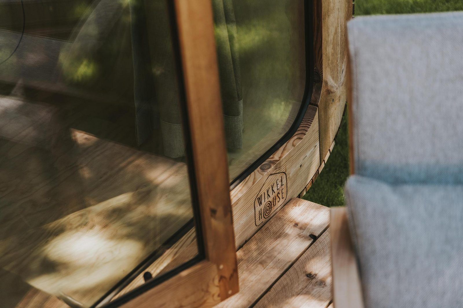 Detail der Veranda des Wikkelhouse Duo in Beerze, Vechtstreek.