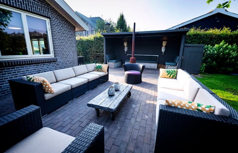 Geniet van het ruime terras bij Vakantiehuis in Dalfsen, gelegen in de Vechtstreek, Overijssel, met comfortabele loungeset en sfeervolle buitenruimte.
