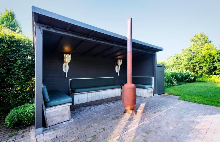 Ontspan op de gezellige veranda van Vakantiehuis in Dalfsen, gelegen in de groene Vechtstreek, Overijssel.