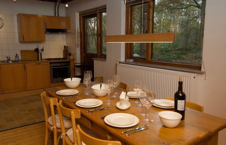 Eetkamer van Vakantiehuis in Dalfsen, sfeervol dineren met uitzicht op de Vechtstreek, Overijssel.