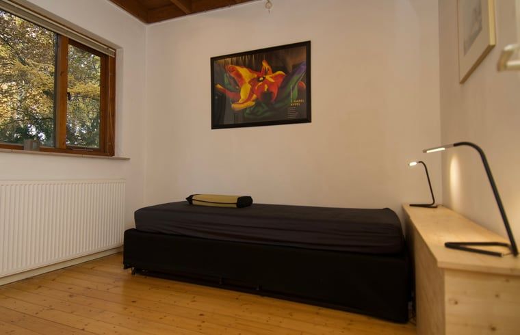 Tweede slaapkamer met eenpersoonsbed in Vakantiehuis in Dalfsen, knus en comfortabel in Overijssel.