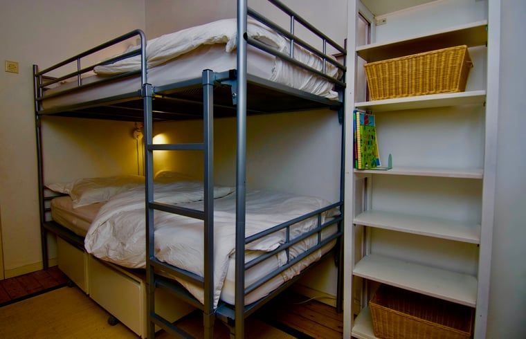 Stapelbed in kindvriendelijke kamer van Vakantiehuis in Dalfsen, ideaal voor gezinnen in Overijssel.