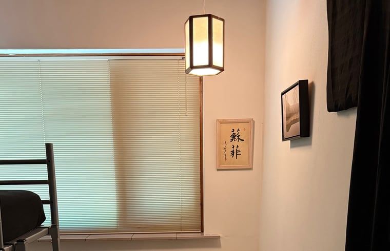 Sfeervolle details in slaapkamer van Vakantiehuis in Dalfsen, rustgevend verblijf in Overijssel.