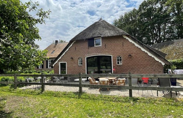Gemuetliche Terrasse am Ferienhaus in Dalfsen, ideal fuer Entspannung in Overijssel.