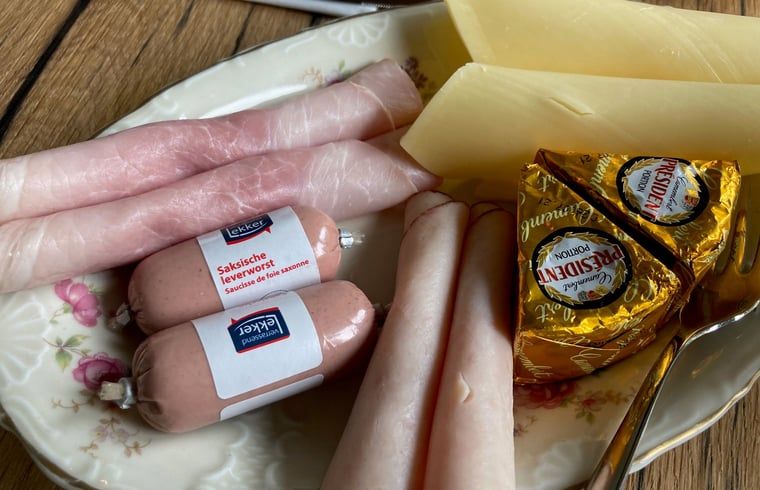 Frischer Aufschnitt zum Fruehstueck im Ferienhaus in Dalfsen, Vechtstreek, Overijssel.