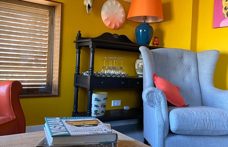 Stilvolle Ecke im Wohnzimmer des Ferienhauses in Dalfsen, Overijssel.