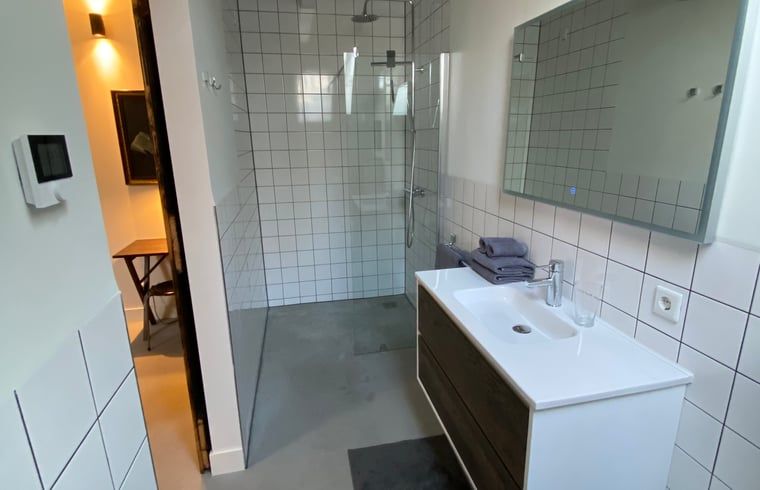 Modernes Badezimmer im Ferienhaus in Dalfsen, Vechtstreek, Overijssel.