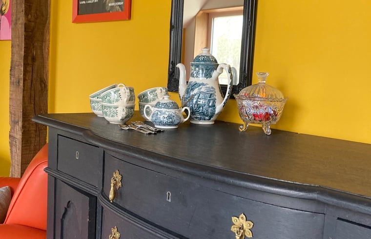 Stilvolle Dekoration im Wohnzimmer des Ferienhauses in Dalfsen, Region Vechta, Overijssel.