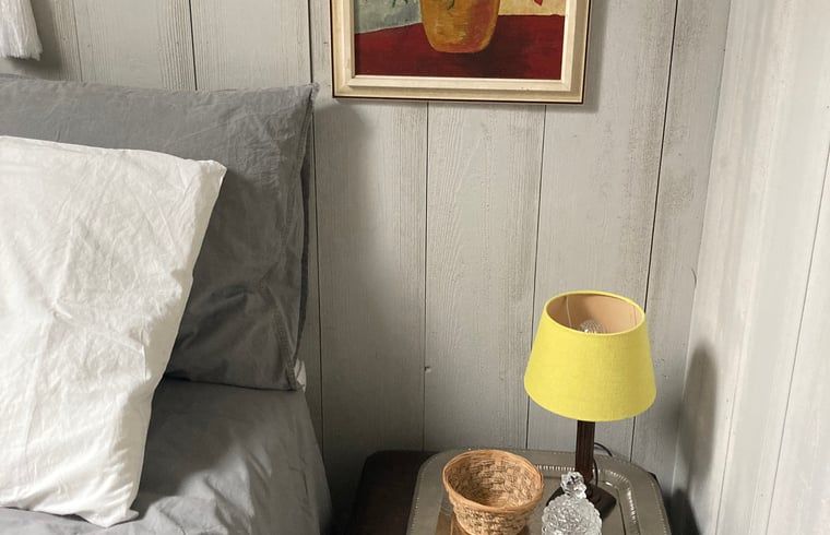 Kunstvolle Details im Schlafzimmer von Huisje in Dalfsen, Ferienhaus in Overijssel.