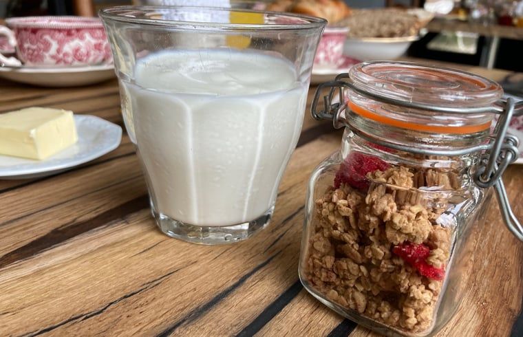 Frische Milch und Muesli im Huisje in Dalfsen, Ferienunterkunft in Overijssel.
