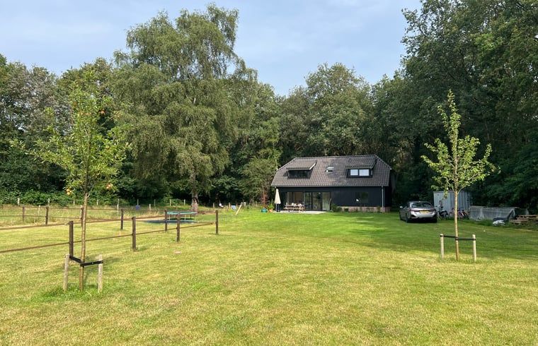 Uitgestrekte grasvelden rondom Huisje in Balkbrug, Overijssel