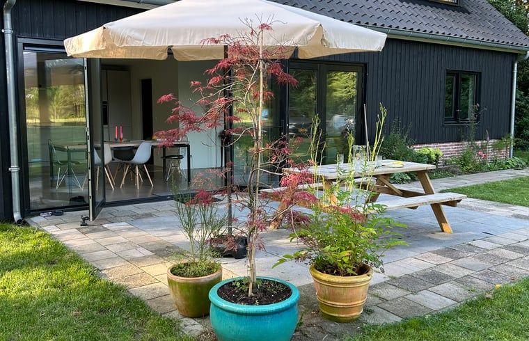 Terras met parasol bij Huisje in Balkbrug vakantiewoning in Vechtstreek