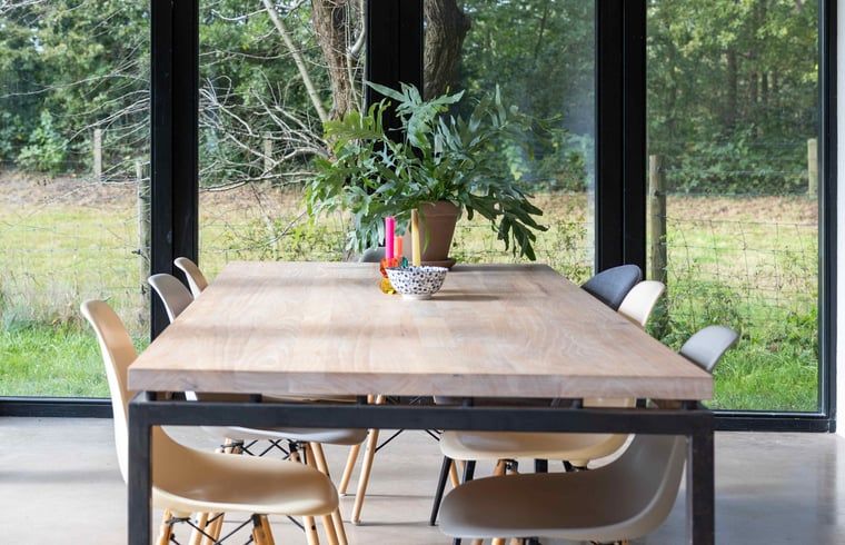 Eettafel met uitzicht in Huisje in Balkbrug vakantiehuis