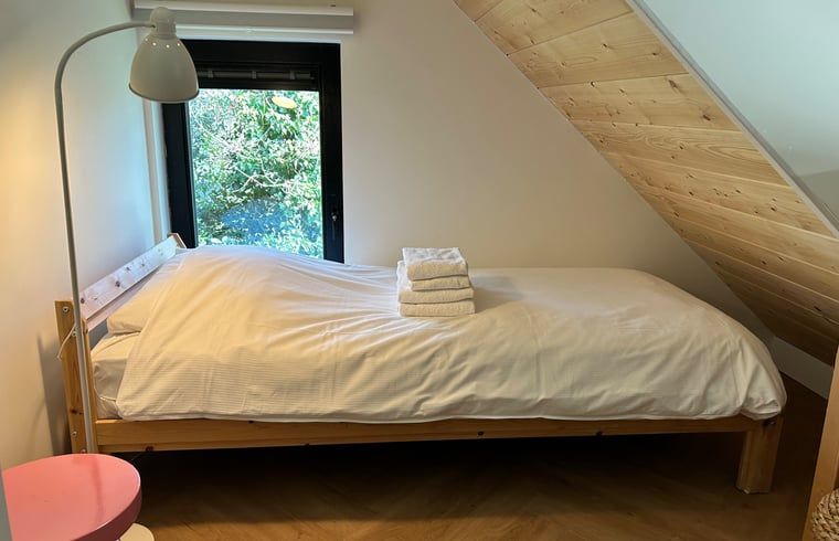 Slaapkamer met uitzicht in Huisje in Balkbrug, Vechtstreek