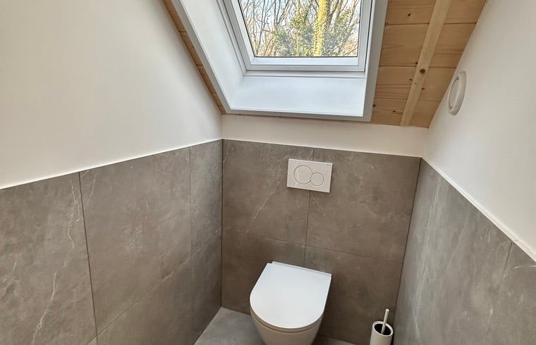 Slaapkamer met kunst aan de muur in Huisje in Balkbrug