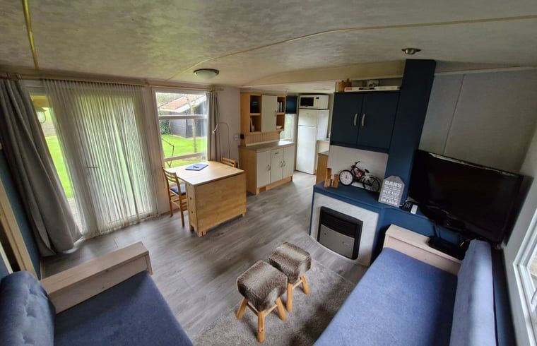 Ruime woonkamer van Vakantiehuis in Balkbrug, ideaal voor ontspanning.