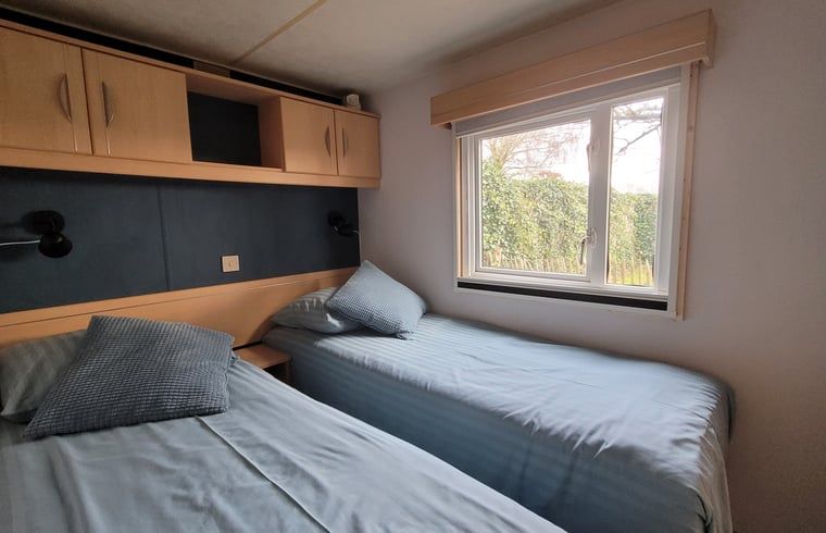 Slaapkamer met twee bedden in Vakantiehuis in Balkbrug, Overijssel.