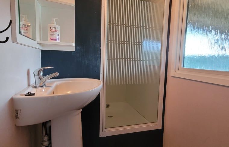 Moderne badkamer met douche in Vakantiehuis in Balkbrug, Overijssel.