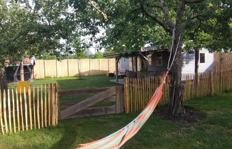 Rustige tuin met hangmat bij Vakantiehuis in Balkbrug, Overijssel.