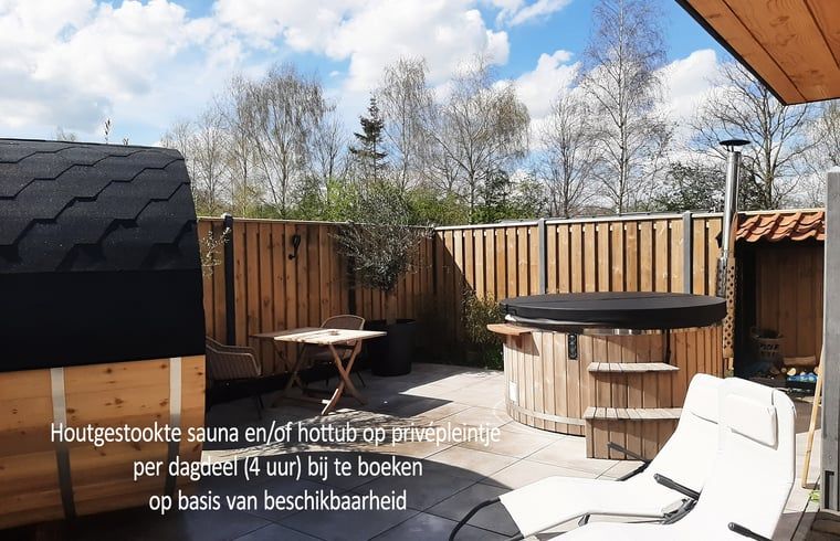 Priveterras met sauna en hottub bij Vakantiehuis in Balkbrug, Overijssel.