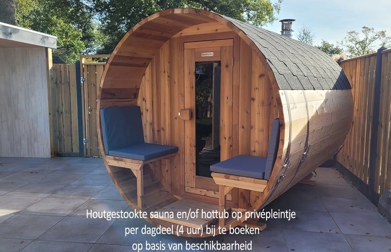 Houtgestookte sauna op priveterras van Vakantiehuis in Balkbrug.