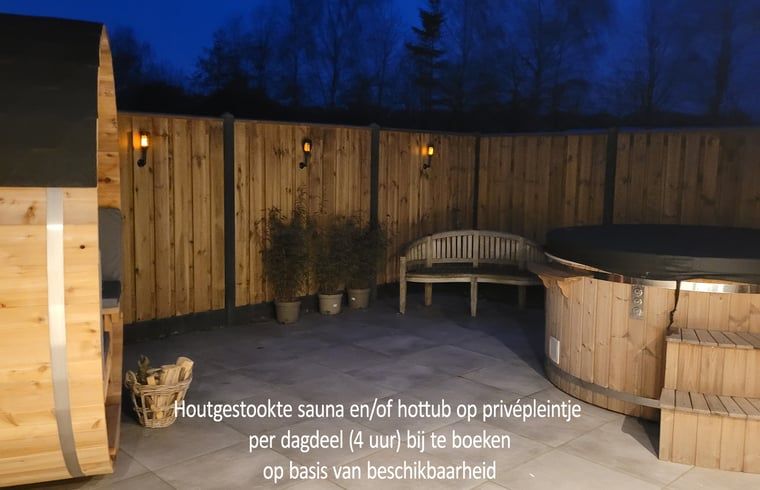 Avondrust op het priveterras met hottub bij Vakantiehuis in Balkbrug.