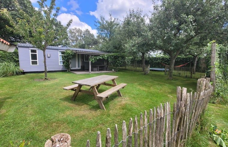 Ruime tuin met picknicktafel bij Vakantiehuis in Balkbrug, Overijssel.