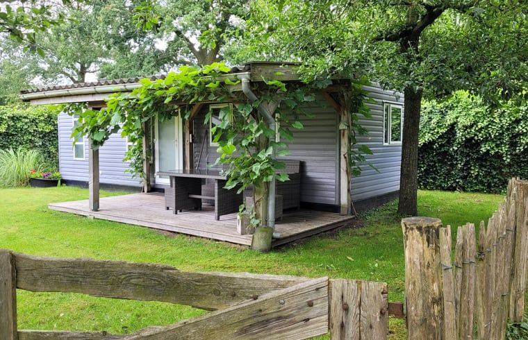 Veranda met zitplek bij Vakantiehuis in Balkbrug, ideaal voor ontspanning.