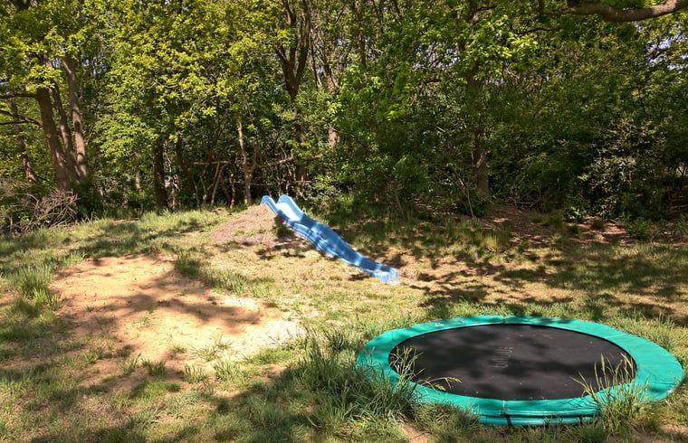 Speelruimte met trampoline bij Vakantiehuis in Lemele, Archem, in de Vechtstreek, Overijssel.