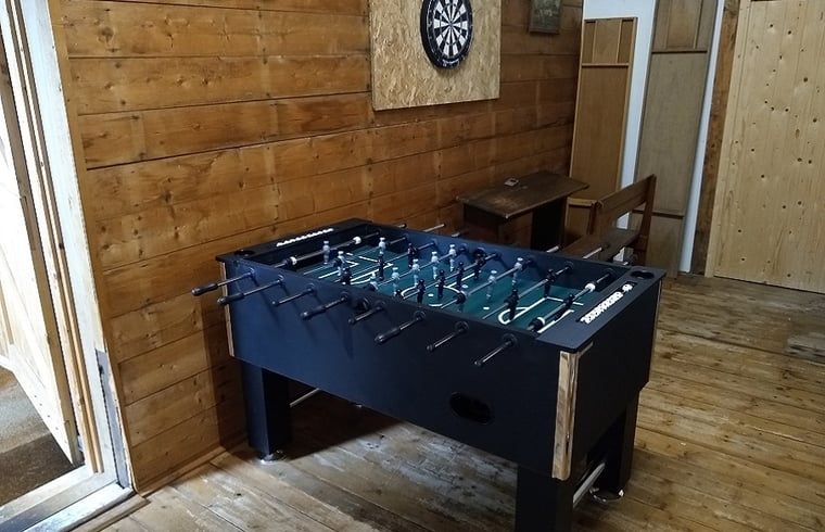 Tafelvoetbal en dartbord in Vakantiehuis in Lemele, Archem, voor indoor plezier, Overijssel.