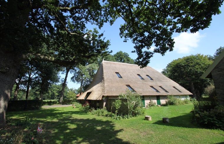 Traditionele rietgedekte boerderij van Vakantiehuis in Lemele, Archem, in Overijssel.