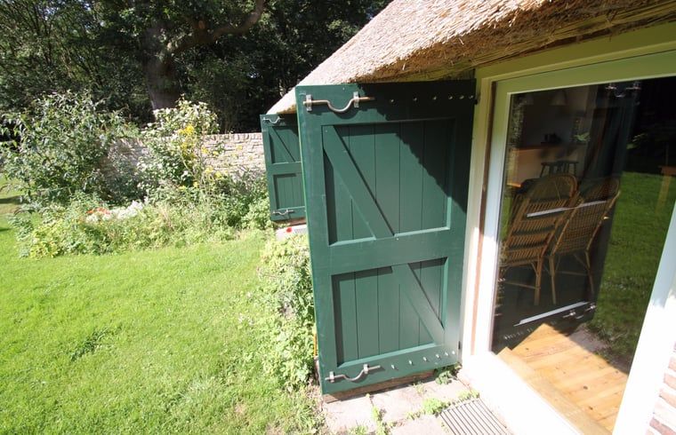 Groene luiken en tuin van Vakantiehuis in Lemele, Archem, in de Vechtstreek, Overijssel.