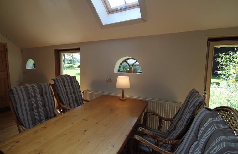 Gezellige eethoek in Vakantiehuis in Lemele, Archem, met uitzicht op de tuin, Overijssel.