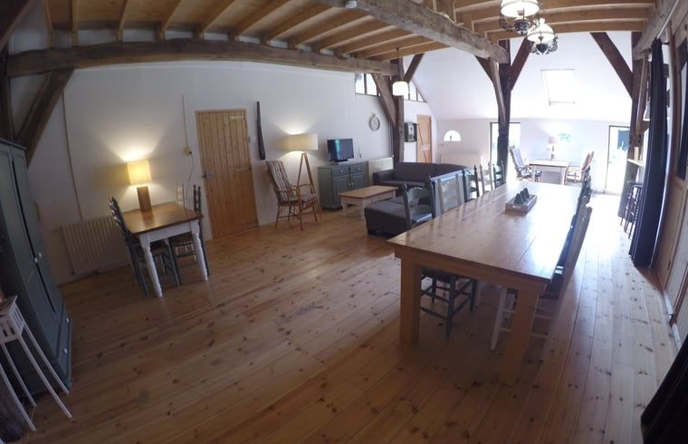 Eetkamer en zithoek in Vakantiehuis in Lemele, Archem, met houten interieur, Overijssel.