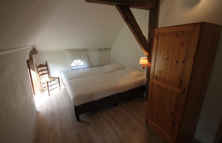 Slaapkamer met tweepersoonsbed in Vakantiehuis in Lemele, Archem, voor ultiem comfort, Overijssel.