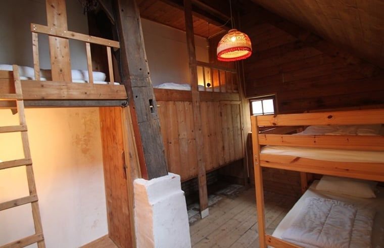 Houten slaapvertrekken in Vakantiehuis in Lemele, Archem, met authentieke details, Overijssel.