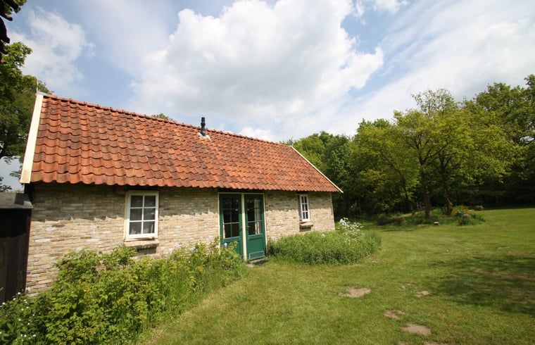 Traditionele schuur bij Vakantiehuis in Lemele, Archem, met rode dakpannen, Overijssel.