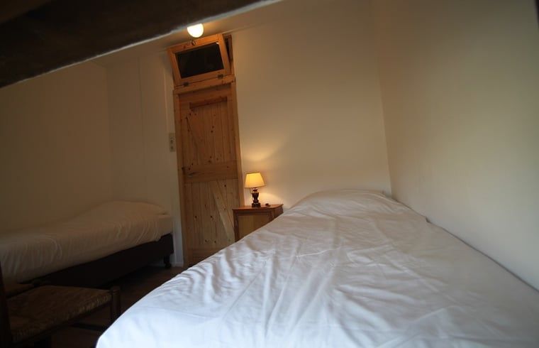 Slaapkamer met twee eenpersoonsbedden in Vakantiehuis in Lemele, Archem, Overijssel.