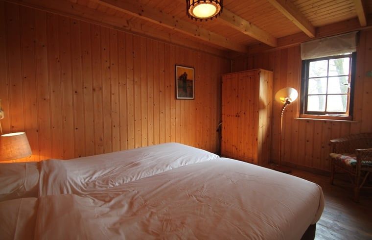 Warme houten slaapkamer in Vakantiehuis in Lemele, Archem, met landelijke sfeer, Overijssel.