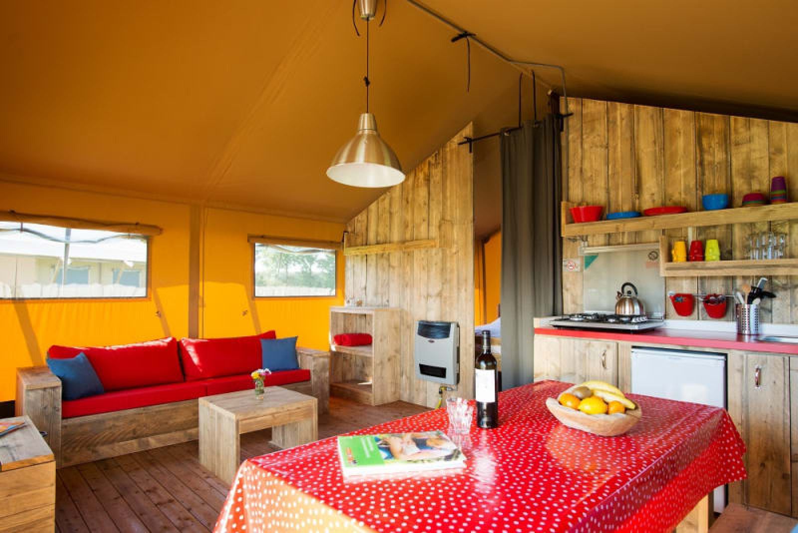 Gezellige binnenruimte van Safaritent in Rheeze, Vechtstreek, met keuken en zithoek voor een ontspannen vakantie.