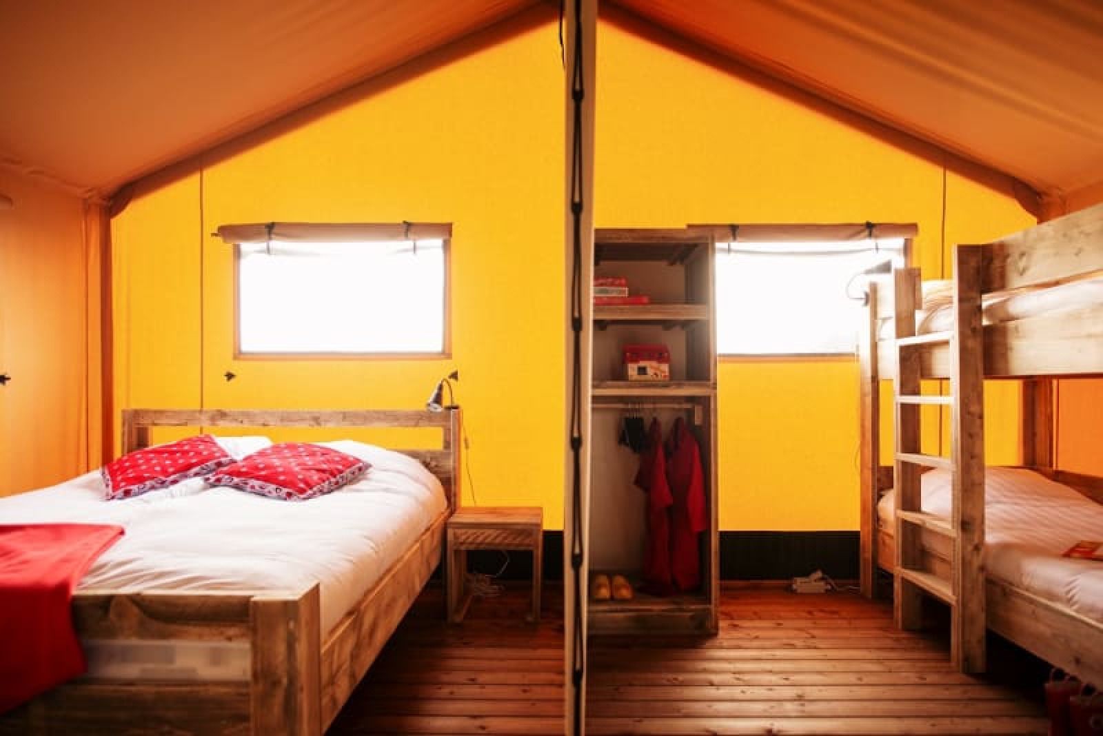 Comfortabele slaapkamer in Safaritent, Rheeze, Overijssel, met houten bedden en warme inrichting voor een goede nachtrust.