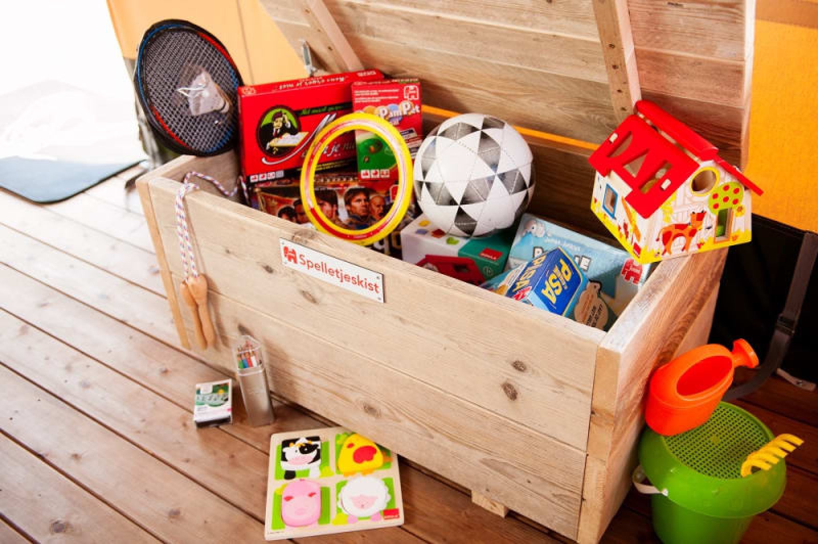 Spelletjeskist in Safaritent, Rheeze, Vechtstreek, vol speelgoed en spellen voor kinderen, perfect voor familievakanties.