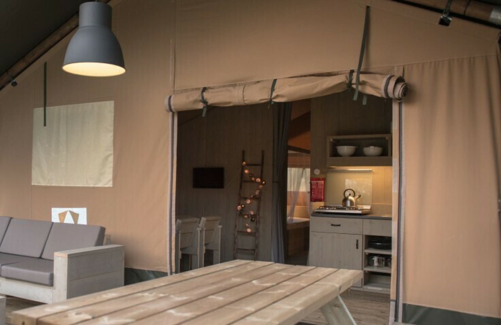 Gezellige binnenruimte van Comfort safaritent in Rheeze, Vechtstreek met volledig uitgeruste keuken en eethoek.