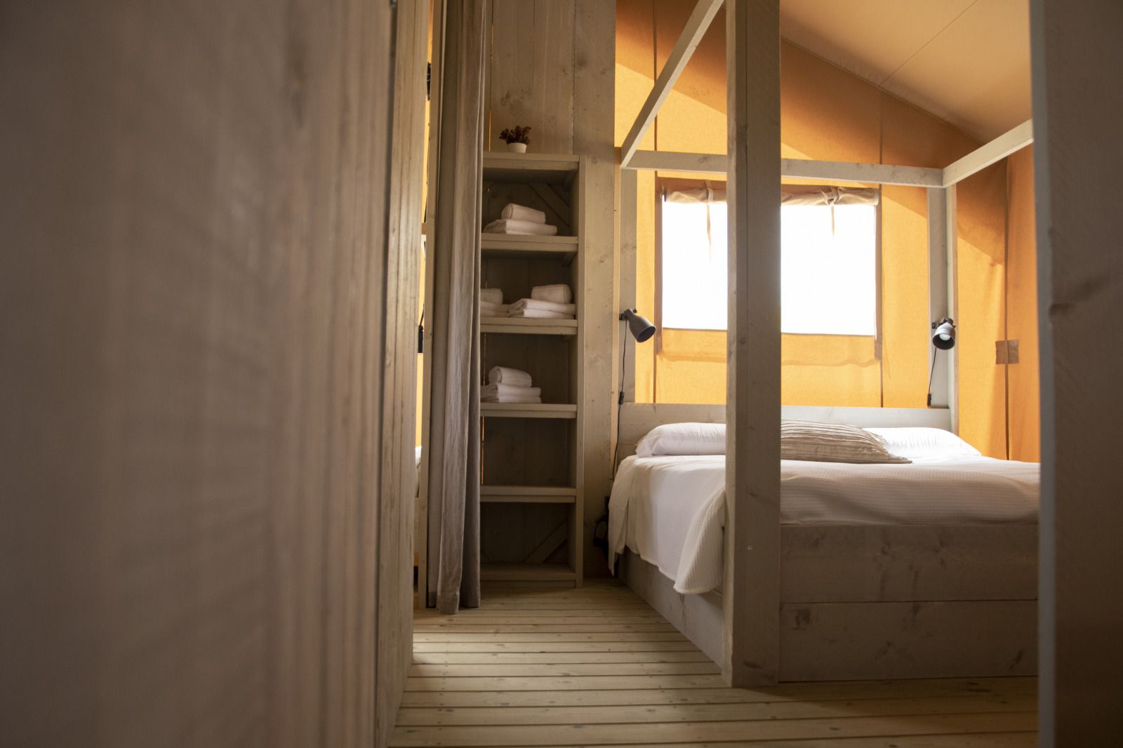 Sfeervolle slaapkamer in Comfort safaritent, Rheeze, Vechtstreek, perfect voor een ontspannen verblijf in Overijssel.