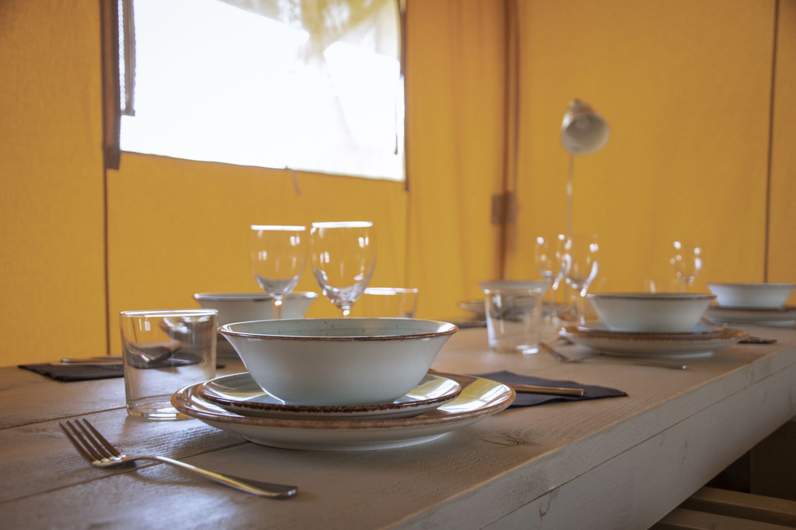 Stijlvolle eettafel in Comfort safaritent, Rheeze, Vechtstreek, ideaal voor gezellige maaltijden tijdens je vakantie in Overijssel.