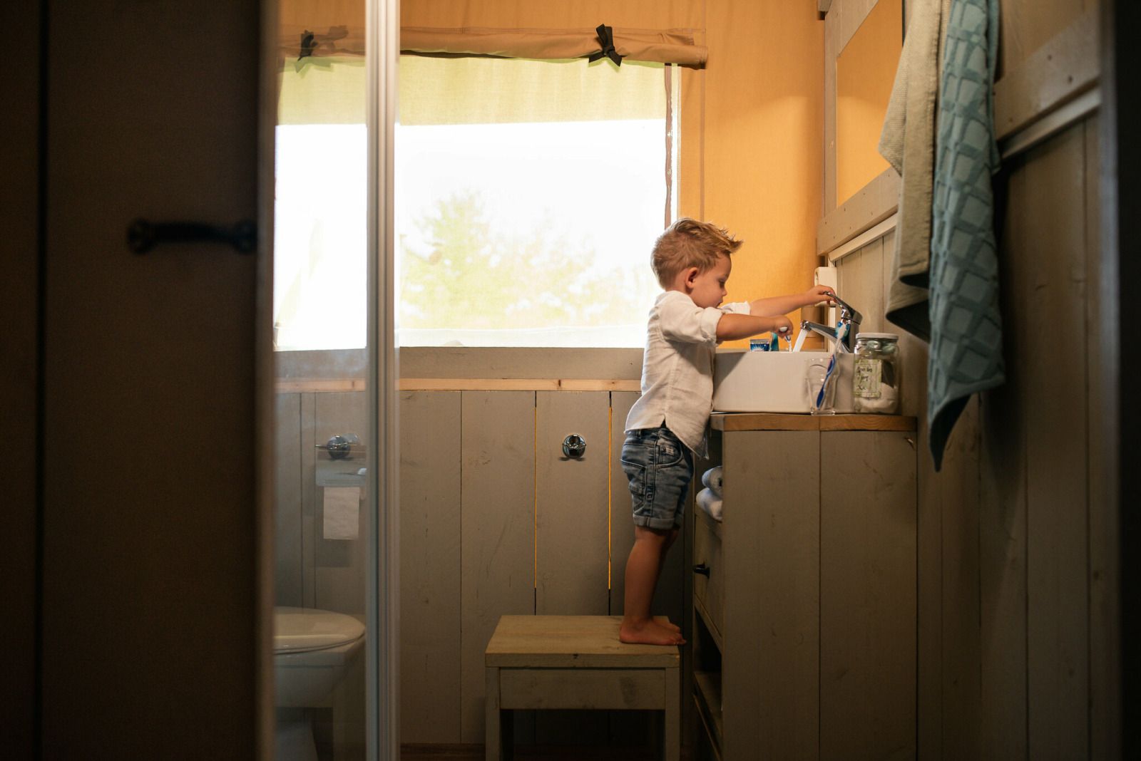 Moderne badkamer in Comfort safaritent, Rheeze, Vechtstreek, biedt comfort en gemak tijdens je verblijf in Overijssel.